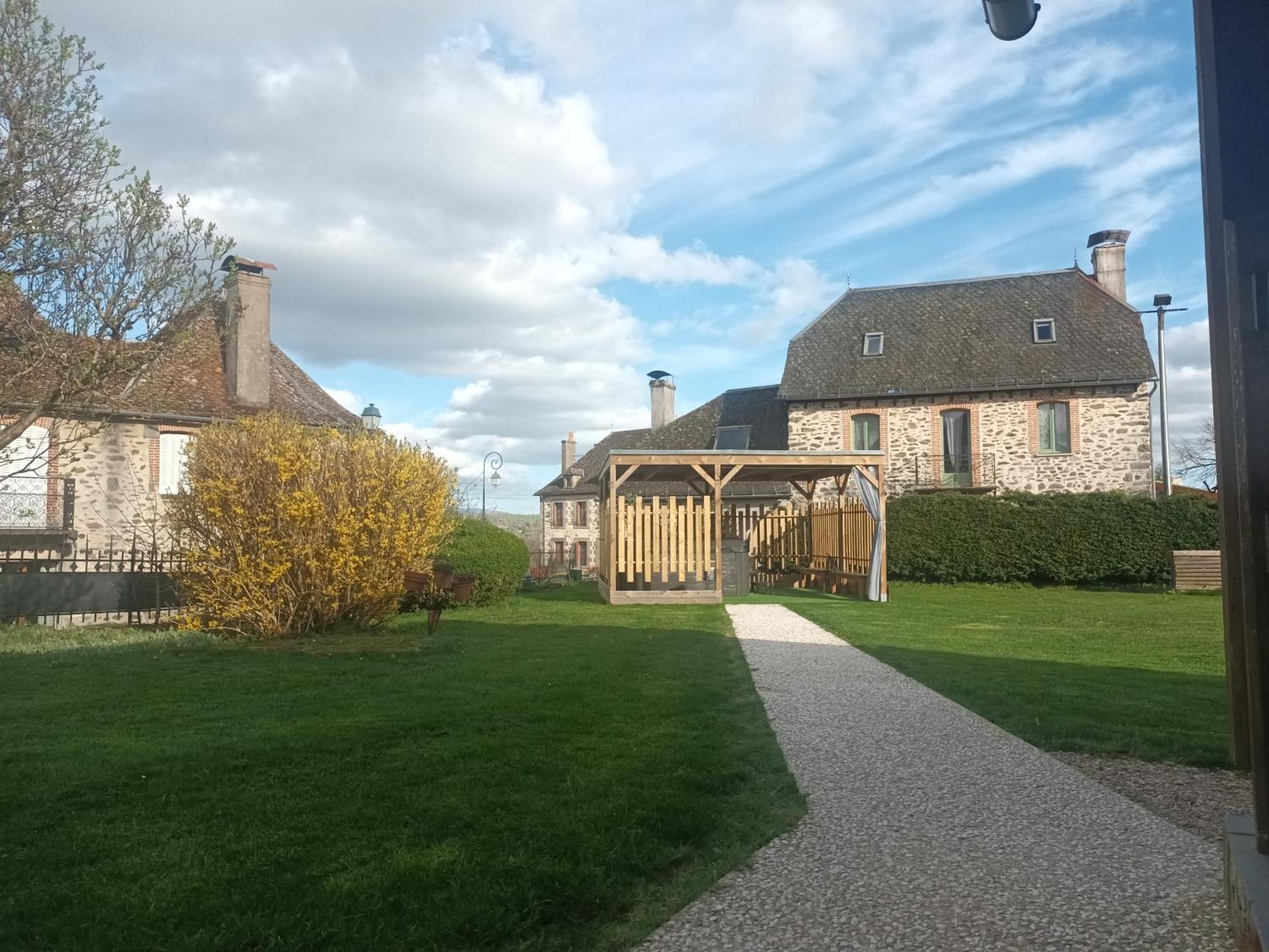 Le Miraillet, Gite Saint-Illide Exteriör bild